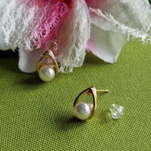 FÜL158 - Arany színű csepp alakú gyöngyös beszúrós fülbevaló