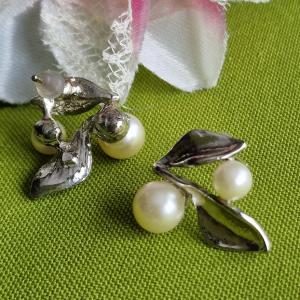 FÜL167 - Ezüst színű levél alakú gyöngyös fülbevaló ajándék rögzítővel