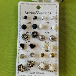 FÜL40 - 12 pár beszúrós fülbevaló: gömb, szív, rózsa, virág, fekete, fehér, arany