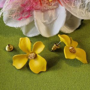 FÜL43 - Sárga virág arany középpel Beszúrós fülbevaló