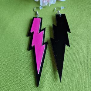 FÜL52 - fekete és pink villám beakasztós fülbevaló