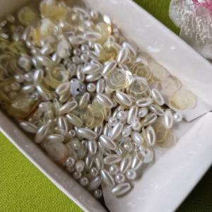 GYÖ22 - 10g vegyes kásagyöngy, rizsszem és flitterek