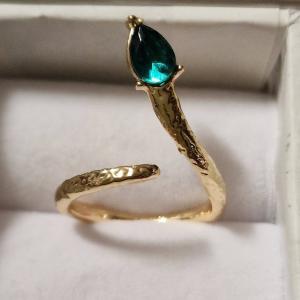 GYR75 - Smaragd szemű kígyó formájú arany színű acél gyűrű