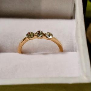 GYR79 - Arany színű 3 köves gyerek  acél karikagyűrű