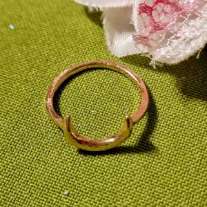 GYR80 -  Hold mintás arany színű acél karikagyűrű