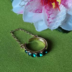 GYR85 - Smaragdköves arany színű acél karikagyűrű lánccal