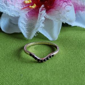 GYR90 - Rosegold fekete achát köves V alakú acél karikagyűrű