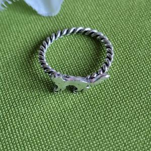 GYR93 - Kutya figurás ezüst színű gyűrű sodrott