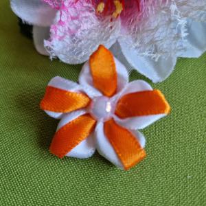 Hajtókatű, kitűző BRO350 -  kb. 40mm-es virág bross - fehér-narancs