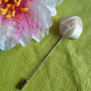 Hajtókatű, kitűző HAT09 - 20mm-es bézs szatén rózsával