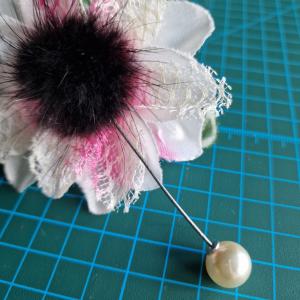 Hajtókatű, kitűző HAT33 - Fekete szőrmés, gyöngyös 35x90mm