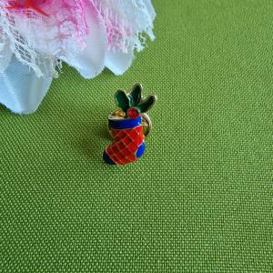 Kitűző, bross BRO120 - Tűzzománcos rácsos (kék) piros zokni 15x20mm