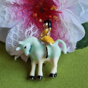 Kitűző, bross BRO158 - Tűzzománccal bevont lovagló kislány 35x48mm