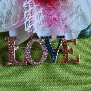 Kitűző, bross BRO213 -  Strasszköves LOVE 45x18mm