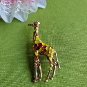 Kitűző, bross BRO243B - Tűzzománcos zsiráf 25x60mm  - sárga és barna