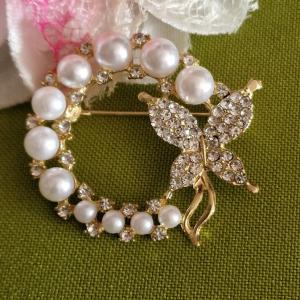 Kitűző, bross BRO259 - Gyöngy koszorús arany színű pillangó kb. 45mm