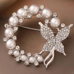 Kitűző, bross BRO259B - Gyöngy koszorús ezüst színű pillangó kb. 45mm