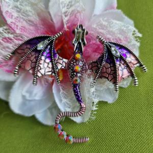 Kitűző, bross BRO269D - Tűzzománcos lila-rózsa repülő sárkány kb. 75x65mm