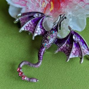 Kitűző, bross BRO269E - Tűzzománcos lila repülő sárkány kb. 75x65mm