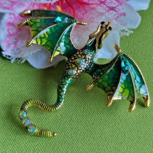 Kitűző, bross BRO269I - Tűzzománcos zöld repülő sárkány kb. 75x65mm