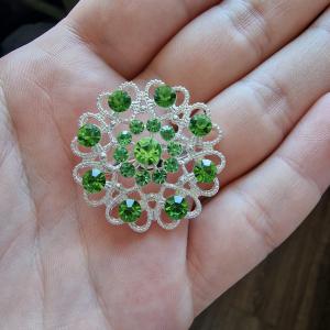 Kitűző, bross BRO27 - strasszos szívecskék 30mm - zöld köves