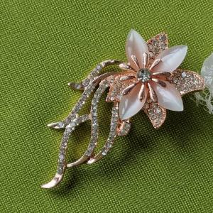 Kitűző, bross BRO286B - Kristályköves gyöngyös virágfej rosegold 31x65mm