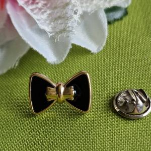 Kitűző, bross BRO399 - Fekete zománcos masni mintás gomb 19x12mm