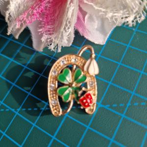 Kitűző, bross BRO407 - Strasszköves, zománcos patkó, lóhere, katica 35x20mm