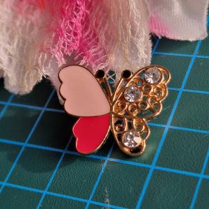 Kitűző, bross BRO410 - Strasszköves, zománcos pillagó 25x22mm