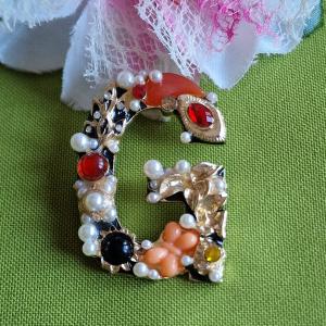 Kitűző, bross BRO42 - Strasszköves gyöngyös pillangós G betű 35x50mm