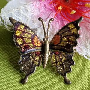 Kitűző, bross BRO423 - Üvegfestékkel készült réz pillangó 48x43mm