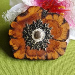 Kitűző, bross BRO428 - Fából készült virág fém erezettel 58x53mm