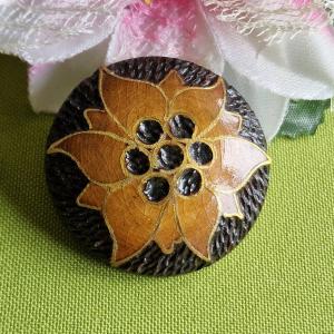 Kitűző, bross BRO429 - Fából készült kerek "napocska" mintás 40mm