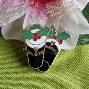 Kitűző, bross BRO431 - Zománcos karácsonyi GUINNESS sörös poharak magyallal 33x29mm