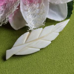 Kitűző, bross BRO436 - Gyöngyház kagyló levélke 54x17mm