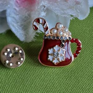 Kitűző, bross BRO441 - Tűzzománcos karácsonyi bögre cukorral 25x26mm