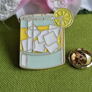 Kitűző, bross BRO449 - Tűzzománcos Margarita koktélos pohár 30x27mm