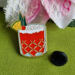 Kitűző, bross BRO450 - Tűzzománcos Mai Tai koktélos pohár 34x24mm