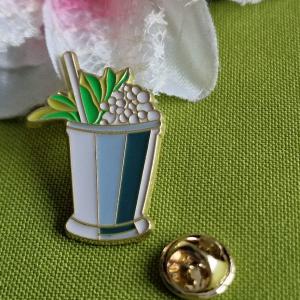 Kitűző, bross BRO453 - Tűzzománcos Mint Julep koktélos pohár 34x24mm