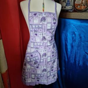 KTN04 - Levendula mintás zsebes, fodros pamut konyhai kötény