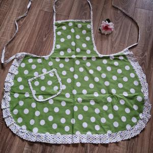 KTN05 - Zöld alapú fehér pöttyös, zsebes, fodros pamut konyhai kötény