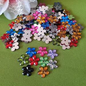 MAD33 - 100db-os Vegyes színű műanyag virág gyöngy Ø11mm