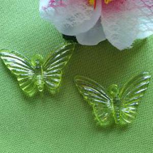 MAD44 - Halvány zöld műanyag Pillangó medál 45x30mm