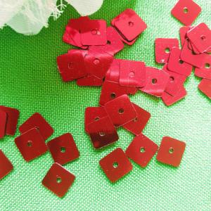 MAD58 - Piros színű négyzetl alakú flitter 8mm