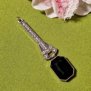 MED11 - Strasszköves gitár medál 16x68mm