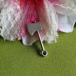 MED112 - Ezüst színű barkács medál 10x26mm - fejsze