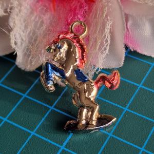 MED122A -  LÓ alakú medál - piros sörény 35x24mm