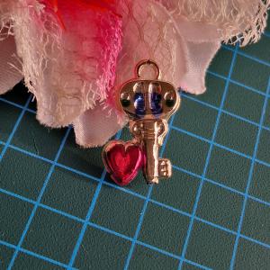 MED124 - Kulcs szívvel és pillangóval medál 18x28mm