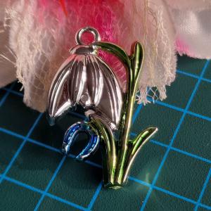 MED126 - Hóvirág patkóval medál 23x36mm