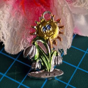 MED128 - Napraforgó hóvirággokkal medál 20x33mm